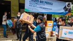 Satuan tugas tanggap bencana BRI, Tim Elang mendistribusikan bantuan logistik bagi warga terdampak gempa bumi di Posko BRI Peduli Tanggap Bencana Gempa Bumi Kabupaten Pasaman Barat, Sumatera Barat, Minggu (27/02/2022). (Liputan6.com/HO/CSRBRI)