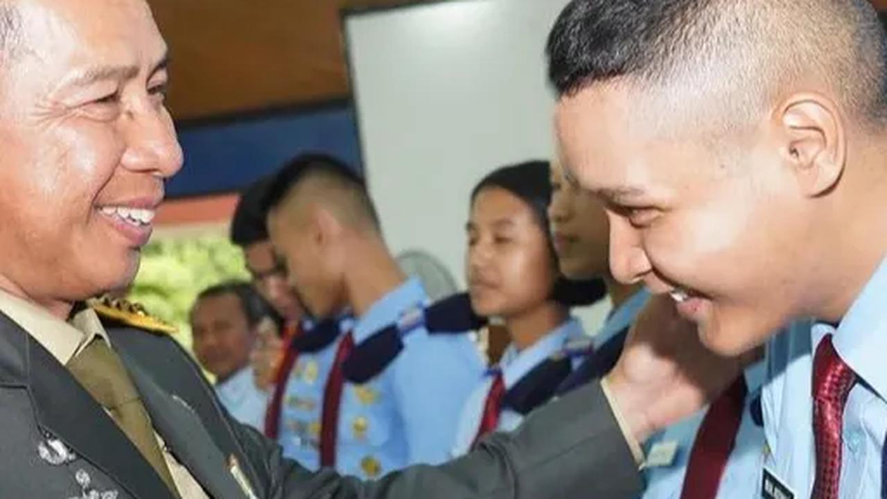 Potret Kasad Agus Subiyanto Cium Kepala Anaknya yang Sedang Sekolah di SMA Taruna Dibanjiri Pujian