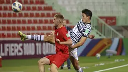 Penyerang Korea Selatan Cho Gue-sung berusaha melewati gelandang Suriah Oliver Kawo pada lanjutan kualifikasi Piala Dunia 2022 zona AFC di Stadion Al-Rashid, di Dubai, Selasa (1/2/2022). Hasil ini membuat Korea Selatan lolos ke Piala Dunia 2022 Qatar. (AFP/Karim Sahib)