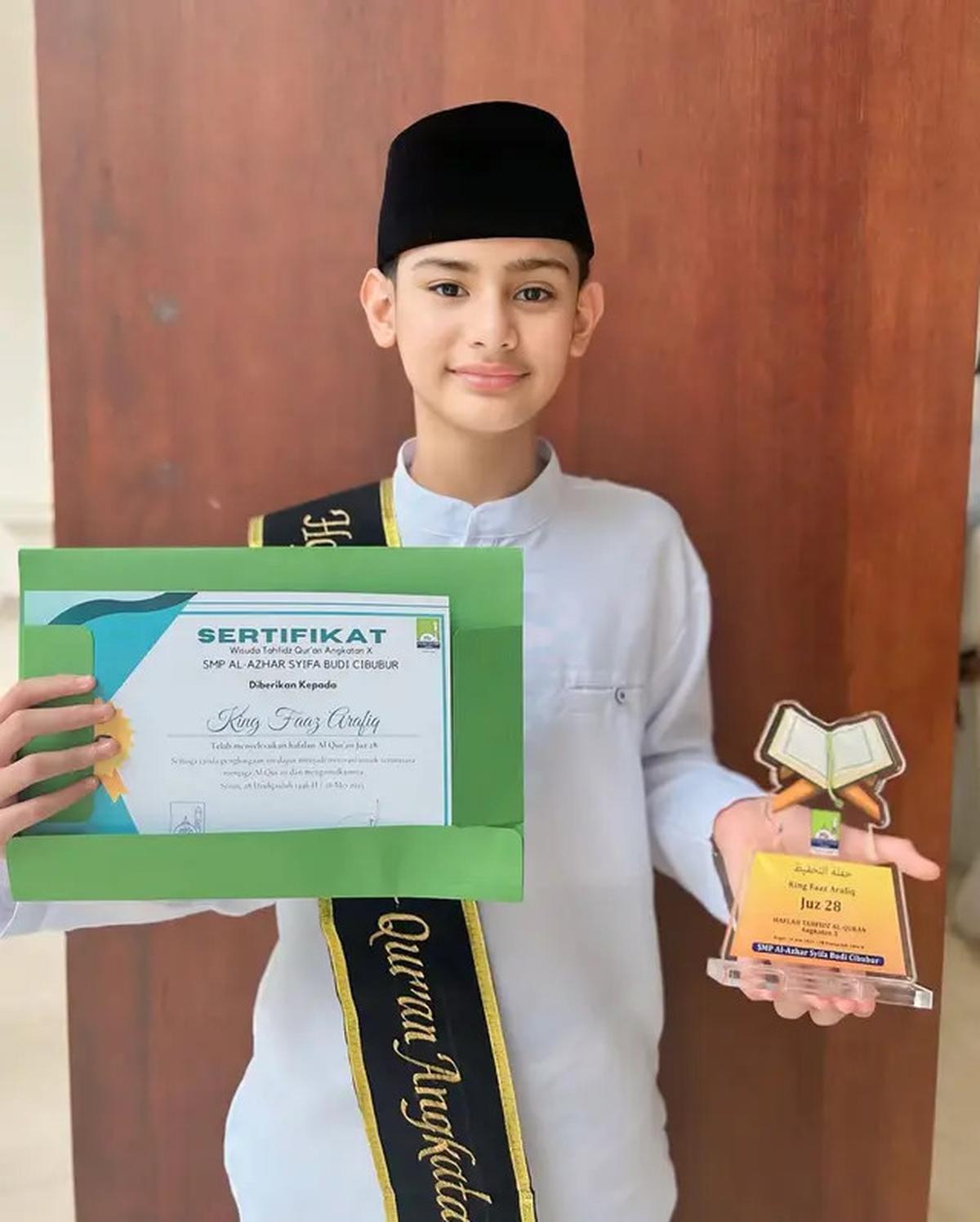 6 Potret King Faaz Wisuda Juz 28 Jelang Idul Adha, Fairuz dan Sonny Septian Bangga