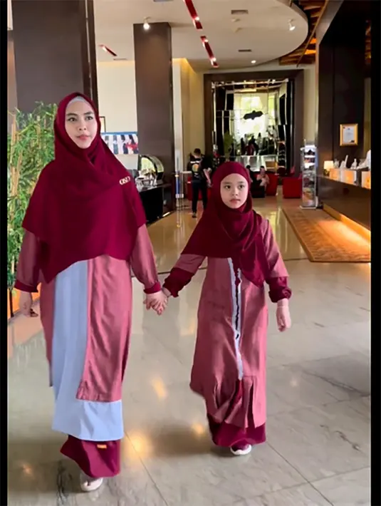 "Safari dakwah di bulan Ramadhan ini , karena sudah libur sekolah, Umma ditemani sama maryam_nusaibah_abdullah ❤️.#masyaallahtabarakallah," tulis okisetianadewi sebagai caption video singkatnya. [Instagram/okisetianadewi]