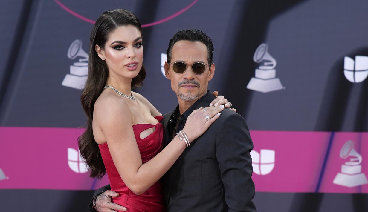 Marc Anthony bersama tunangannya model Paraguay Nadia Ferreira berpose saat tiba menghadiri penghargaan Grammy Latin ke-23 di Michelob Ultra Arena Mandalay Bay di Las Vegas, Nevada, pada 17 November 2022. Pria berusia 54 tahun itu tidak bisa melepaskan tangannya dari wanita cantik berambut cokelat berusia 23 tahun itu di acara tersebut. (AP Photo/John Locher)