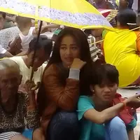 Duduk di antara para pengemis, gadis asal Angke, Jakarta Barat, bernama Retno memakai pakaian rapi dan berkawat gigi. (Liputan6.com/Putu Merta Surya Putra)