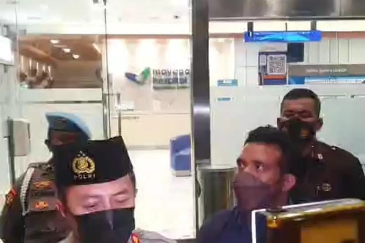 Kapolres Metro Jakarta Selatan Kombes Ade Ary Syam Indradi menjenguk David, korban penganiayaan Mario Dandy Satrio, anak pejabat Ditjen Pajak Kemenkeu Rafael Alun Trisambodo.