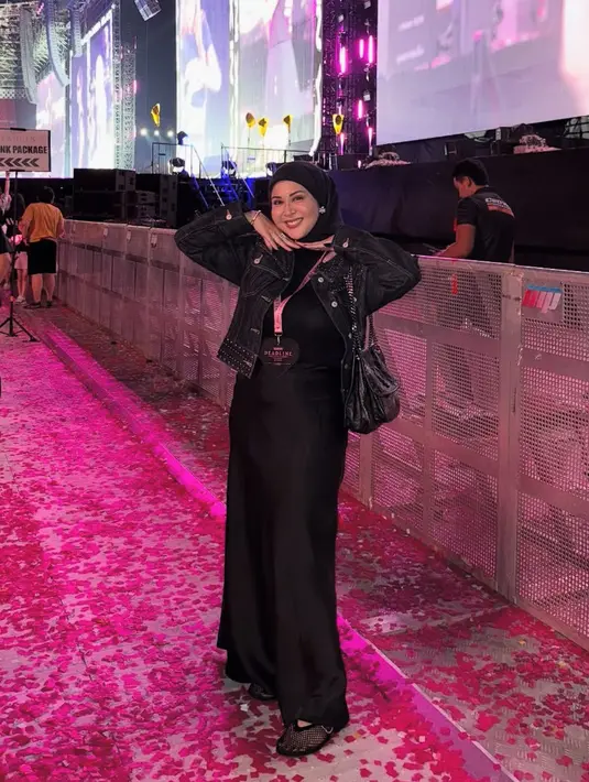 Kesha Ratuliu tampil serba hitam dari kerudung, jaket denim crop dan innernya. Serta long skirt hitamnya.  [@kesharatuliu05]