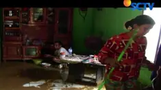 Warga berharap pemerintah segera memperbaiki sejumlah tanggul yang rusak dan jebol serta melakukan normalisasi sungai.