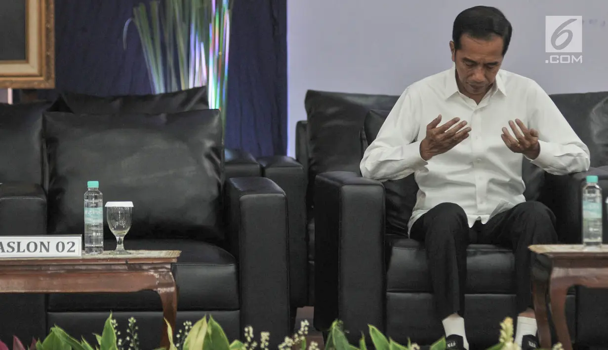 Presiden terpilih Jokowi berdoa saat Rapat Pleno Terbuka Penetapan Presiden dan Wakil Presiden Terpilih Pemilu 2019 di Gedung KPU, Jakarta, Minggu (30/6/2019). KPU menetapkan Joko Widodo dan Ma'ruf Amin sebagai Presiden-Wapres Terpilih dengan total 85.607.362 suara. (merdeka.com/Iqbal S Nugroho)