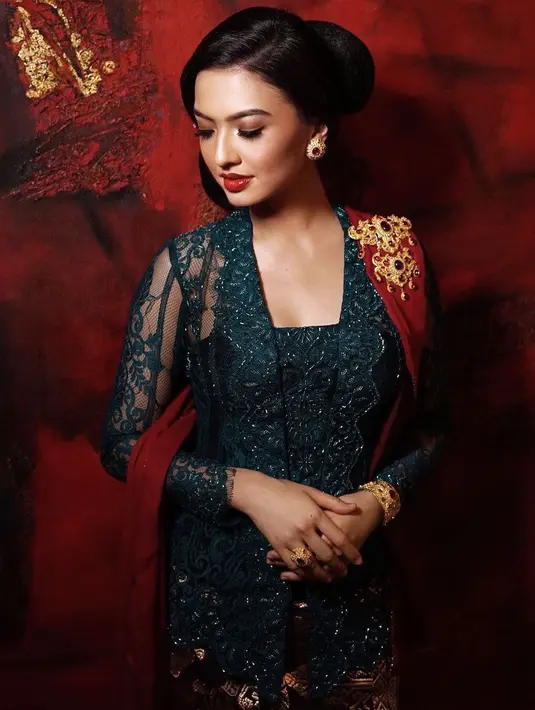 Potret penuh pesona Raline Shah tampil berkebaya. Ia mengenakan kebaya kutubaru berwarna biru navy yang super megah, dipadu dengan selendang merah dan bros emas. [Foto: Instagram/ralineshah]