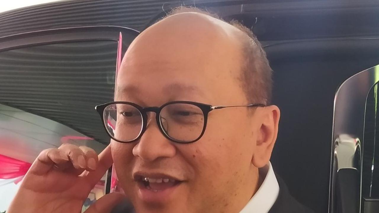 Lalu dia melanjutkan studinya ke Belgia dan mencapai gelar Master di bidang Administrasi Bisnis (MBA) dan kembali ke Jakarta pada 1996.