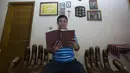 Legenda tinju Indonesia, Ellyas Pical, membaca Alkitab di Kawasan Bintaro, Jumat (13/7/2018). Ellyas Pical adalah petinju Indonesia pertama yang berhasil menjadi juara dunia. (Bola.com/M Iqbal Ichsan)