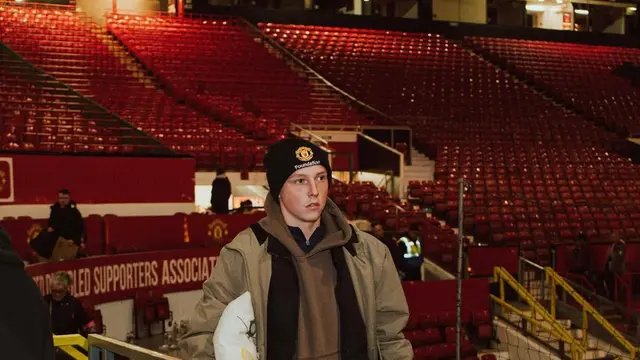 Bukan di Hotel, Tapi di Lapangan Hijau, Pengalaman Unik Tidur di Stadion Manchester United Sambil Beramal