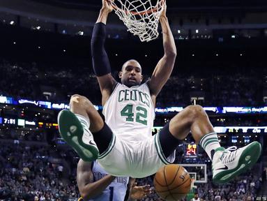 Aksi Pemain Boston Celtics, Al Horford (42) bergelantungan diatas ring usai melakukan dunk saat melawan Memphis Grizzlies, pada lanjutan NBA di TD Garden, (27/12/2016). (AP/Charles Krupa)