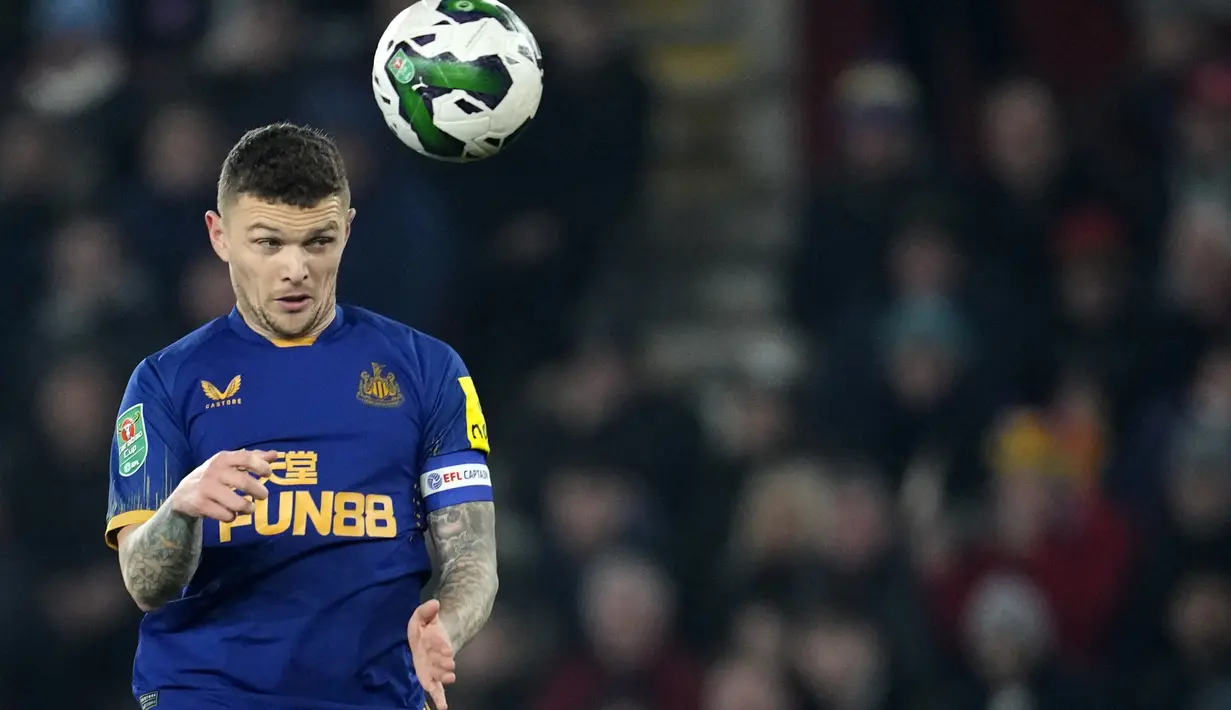 Kieran Trippier dari Newcastle menyundul bola saat bertanding melawan Southampton pada leg pertama pertandingan semifinal Piala Carabao di St Mary's Stadium di Southampton, Inggris, Rabu (24/1/2023). Kemenangan ini membuat The Magpies satu kaki menatap final pertama mereka di kompetisi ini sejak 1976. (AP Photo/ Kin Cheung)
