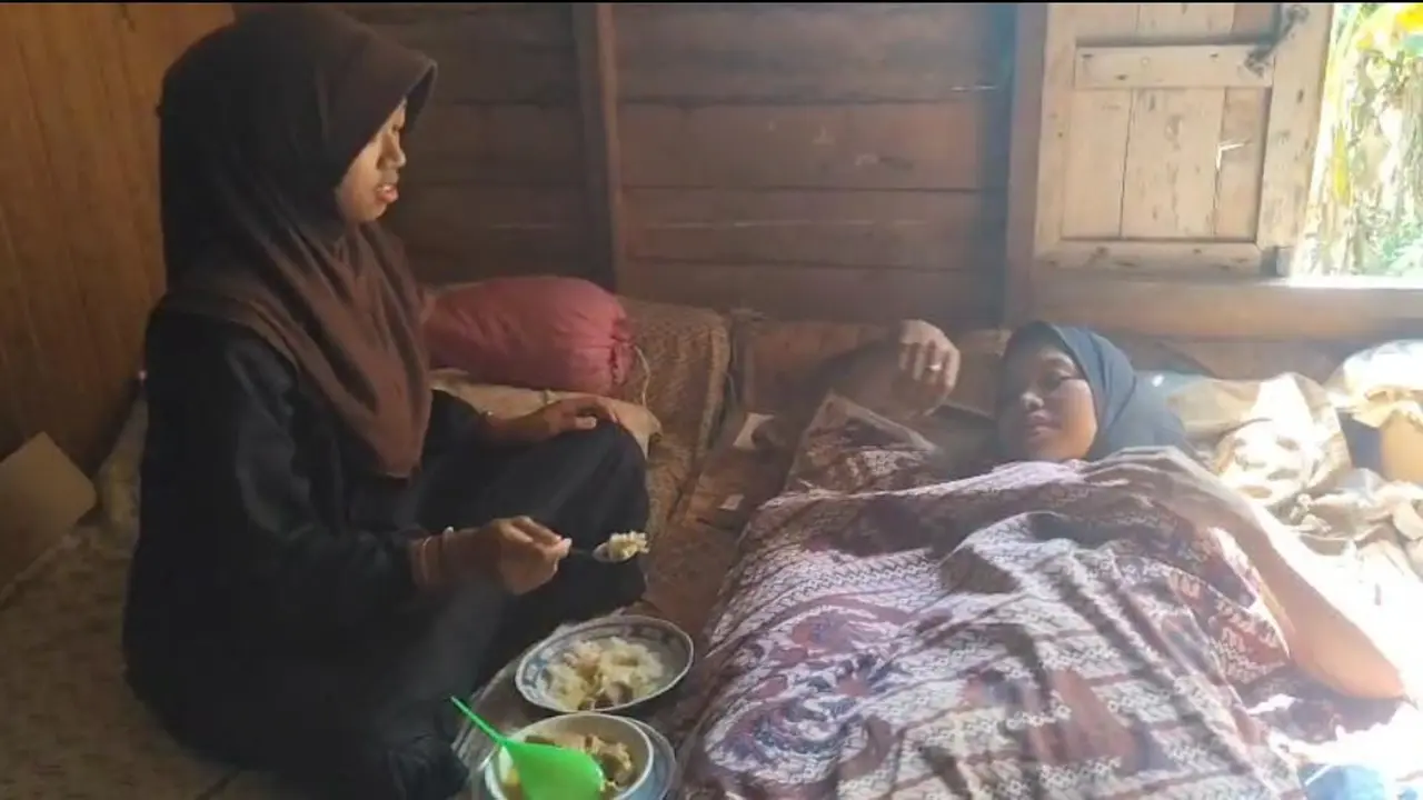Gadis 14 tahun di banjar rawat ibunya yang lumpuh