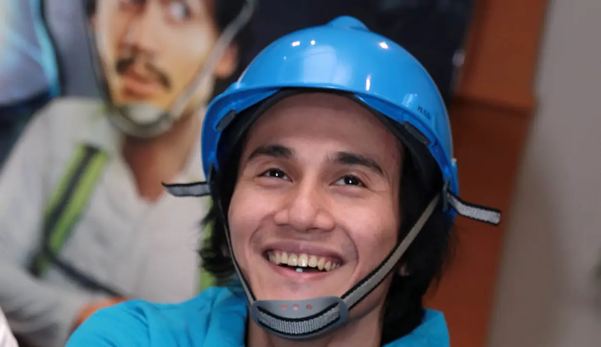 Semangat para pemeran film itu juga terlihat saat melakukan promo aplikasi Warkop DKI Reborn: Jangkrik Boss Part 2,  Blok M Square, Jakarta Selatan, Senin (7/8/2017). Menurut Vino, Tora akan marah kalau mereka bermalas-malasan. (Deki Prayoga/Bintang.com)