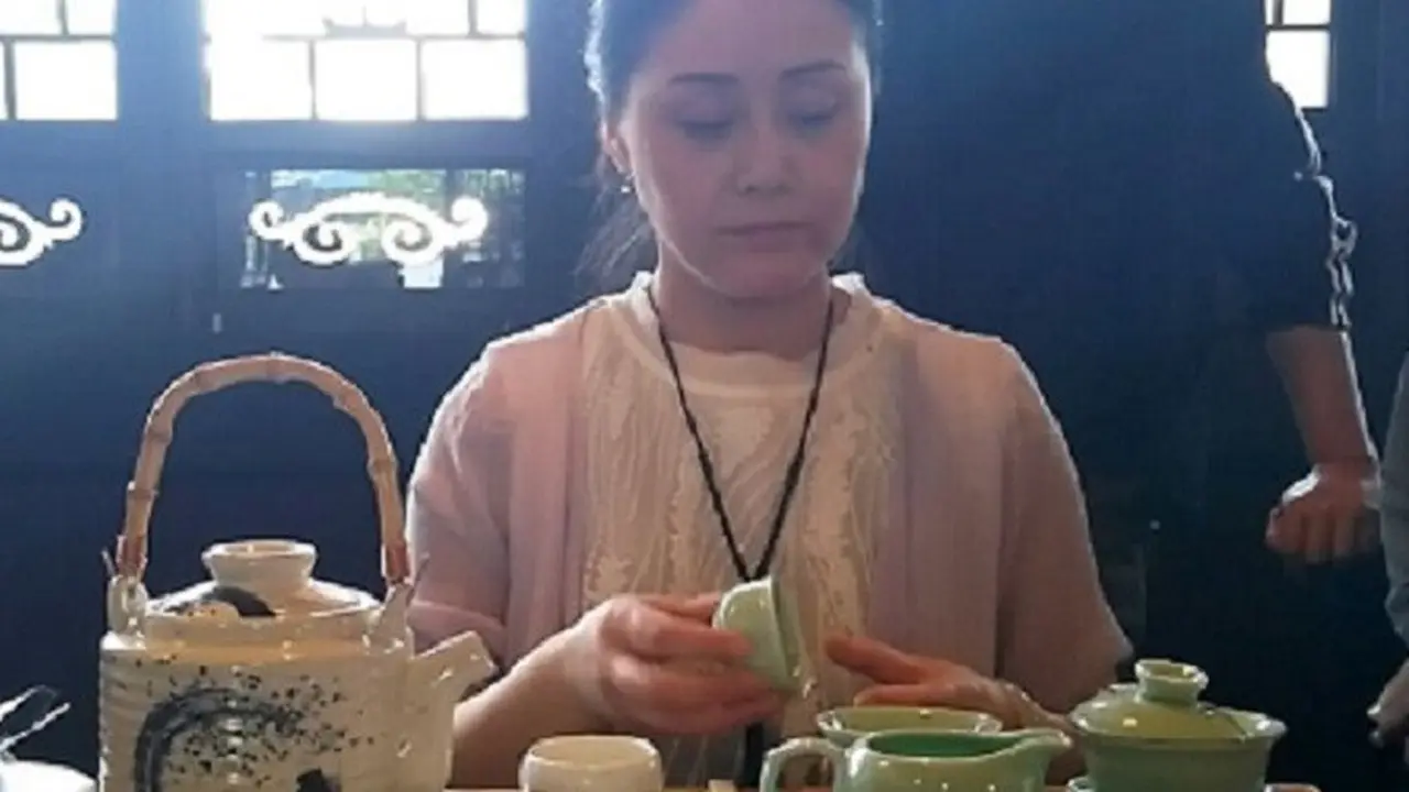 Menikmati teh di toko teh Xi Hu di West Lake, Hangzhou, Tiongkok. Toko ini menjual teh secara online dan offline. (Liputan6.com/Sunariyah)