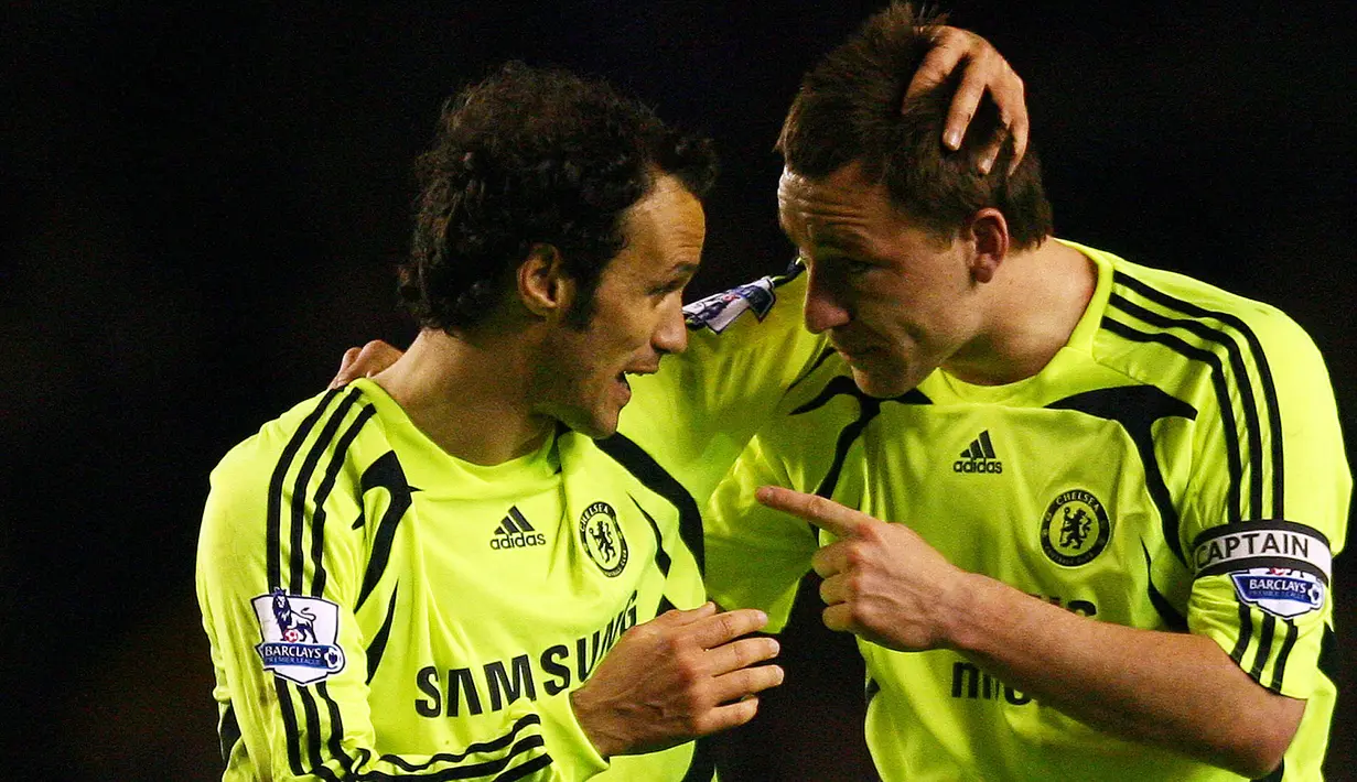Chelsea juga pernah memiliki duet maut lini belakang mereka lewat pasangan John Terry dan Ricardo Carvalho. Berkat kokohnya penjagaan mereka The Blues mampu meraih gelar Liga Inggris musim 2004/2005 dan 2005/2006. (Foto: AFP/Paul Ellis)