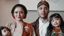 Siti Badriah dan Krisjiana Baharuddin mengajak kedua anaknya menghadiri sebuah acara pernikahan. Keluarga ini pun tampil dengan dress code Jawa sesuai dengan tema acara pernikahan. [@sitibadriahh]