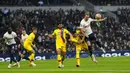 Pemain Tottenham Hotspur Harry Kane (kanan) gagal mendapatkan bola saat melawan Crystal Palace pada pertandingan sepak bola Liga Inggris di White Hart Lane, London, Inggris, Minggu (26/12/2021). Tottenham Hotspur menang 3-0. (AP Photo/Alastair Grant)