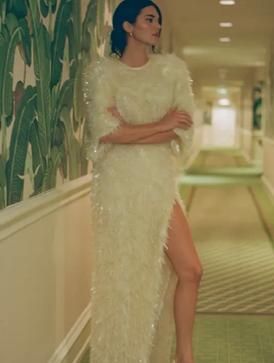 Kali ini Kendall pun cukup sederhana hanya mengenakan anting-anting minimalis di kedua telinganya. Ia tidak mengenakan aksesori apapun, kali ini hanya ingin menonjolkan gaunnya. [@kendalljenner:]