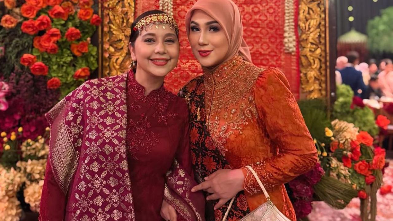 Marini Zumarnis Kenakan Songket Palembang di Kondangan, Netizen Terpukau dengan Pesonanya