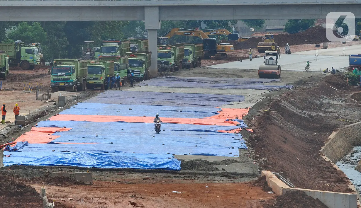 Pekerja beraktivitas di lokasi proyek jalan Tol Cinere-Jagorawi (Cijago) Seksi 3B yang menghubungkan Cinere-Serpong  di kawasan Limo, Depok, Kamis (9/3/2023). Jalan tol ini terbagi dalam dua seksi, yaitu seksi 1 sepanjang 6,5 kilometer dari kawasan Serpong hingga Pamulang, sedangkan seksi 2 sepanjang 3,64 kilometer dari kawasan Pamulang hingga Cinere. (merdeka.com/Arie Basuki)