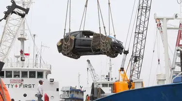 Aktivitas pengiriman mobil melalui laut di Pelabuhan Sunda Kelapa, Jakarta, Selasa (15/9/2015). Pasar otomotif nasional pada periode Januari-Agustus 2015 menyusut 19,08% jika dibandingkan pada periode sama tahun lalu. (Liputan6.com/Angga Yuniar)