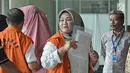 Tersangka Bupati Bekasi nonaktif, Neneng Hassanah Yasin tiba di Gedung KPK, Jakarta, Senin (22/10). Neneng diperiksa perdana pascapenahanan atas kasus dugaan suap pemberian izin proyek Meikarta. (Liputan6.com/Herman Zakharia)