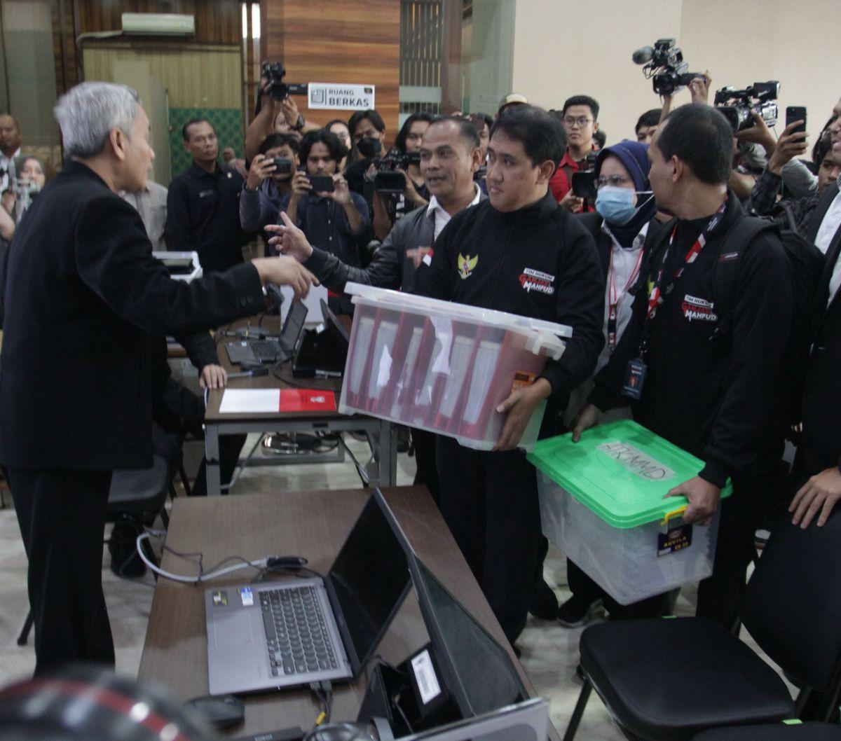 Tim hukum dari Tim Pemenangan Nasional (TPN) Ganjar Pranowo-Mahfud Md resmi mendaftarkan gugatan permohonan perkara Perselisihan Hasil Pemilihan Umum (PHPU) 2024.&nbsp;TPN tiba di Mahkamah Konstitusi (MK) pada Sabtu (23/3/2024) sekitar pukul 16.50 WIB. Me