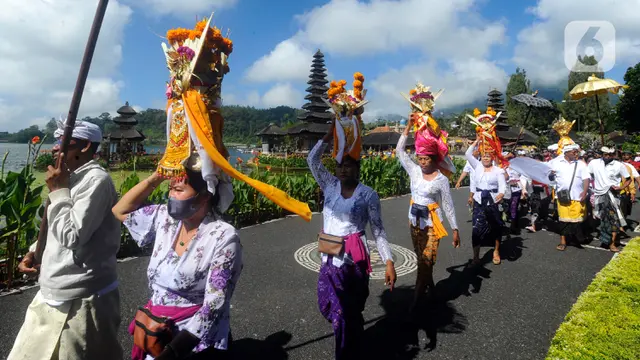 Menikmati Keindahan Pura Ulun Danu Beratan di Pulau Dewata Bali