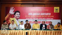 Anggota Dewan Pertimbangan Partai Golkar, Mahadi Sinambela (keempat kiri) memberikan keterangan saat deklarasi pencalonan Airlangga Hartarto sebagai calon Ketua Umum Partai Golkar, Jakarta, Selasa (1/3/2016). (Liputan6.com/Helmi Fithriansyah)