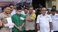 Steve Emmanuel saat rilis pengungkapan kasus narkoba di Polres Metro Jakarta Barat, Kamis (27/12). Polisi menyita barang bukti kokain seberat 92,04 gram dari Steve Emmanuel pada Jumat, 21 Desember 2018 malam. (Liputan6.com/Herman Zakharia)