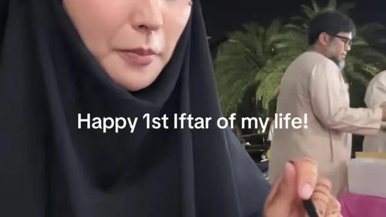 7 Potret Rae Asakura 'Rae Lil Black' Masuk Islam, Sudah Salat dan Puasa Perdana