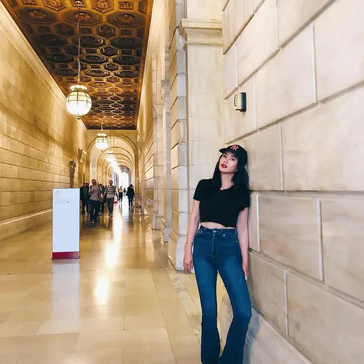 6 Gaya Padu Padan Jeans ala Dearly Djoshua, Teman Kondangan Ari Lasso di Resepsi Luna Maya