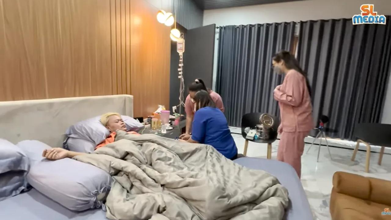 Sule sempat berbincang dengan dokter.  Sule diminta untuk tidak minum kopi dulu.