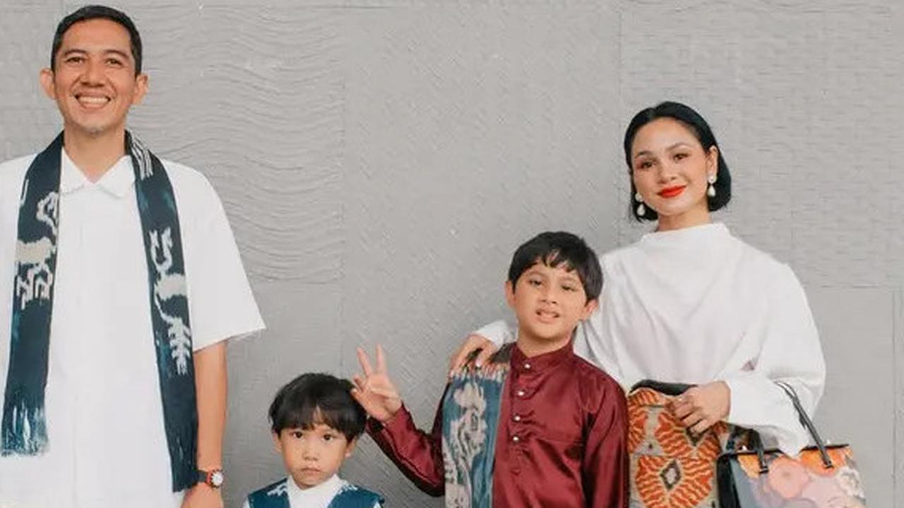 Gaya Andien Aisyah dan Keluarga Kompak dengan Kain Nusa Tenggara, Sarat Makna dan Kebersamaan