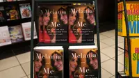 Buku "Melania and Me: The Rise and Fall of My Friendship with the First Lady" oleh Stephanie Winston Wolkoff dipajang di toko buku Barnes & Noble di 5th Avenue di New York pada 1 September 2020. (TIMOTHY A. CLARY / AFP)