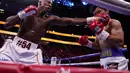 Yordenis Ugas dari Kuba saat memukul Manny Pacquiao, dari Filipina, dalam duel perebutan sabuk juara WBA super kelas welter di Las Vegas, Minggu (22/8/2021). Ugas menang angka atas Pacquiao 115-113, 116-112, dan 116-112. (AP Photo/John Locher)