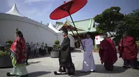 Pendeta Shinto mengadakan upacara upacara untuk festival dua tahunan yang disebut "Kanda Matsuri" di kuil Kanda di Tokyo (18/5/2022). Festival yang diadakan untuk kebahagiaan umat paroki kuil dan keselamatan Jepang ini pernah didukung oleh Keshogunan Tokugawa pada abad ke-17. (AP Photo/Eugene Hoshiko)