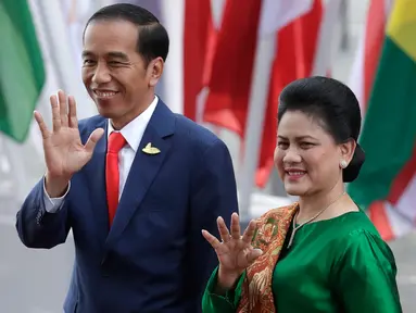  Presiden RI, Joko Widodo didamping Ibu Negara Iriana Widodo menyapa awak media saat tiba menghadiri KTT G20 di aula Elbphilharmonie di Hamburg, Jerman, (7/7). Sejumlah pemimpin negara berkumpul dalam KTT G20 pada 7-8 Juli 2017. (AP Photo/Michael Sohn)