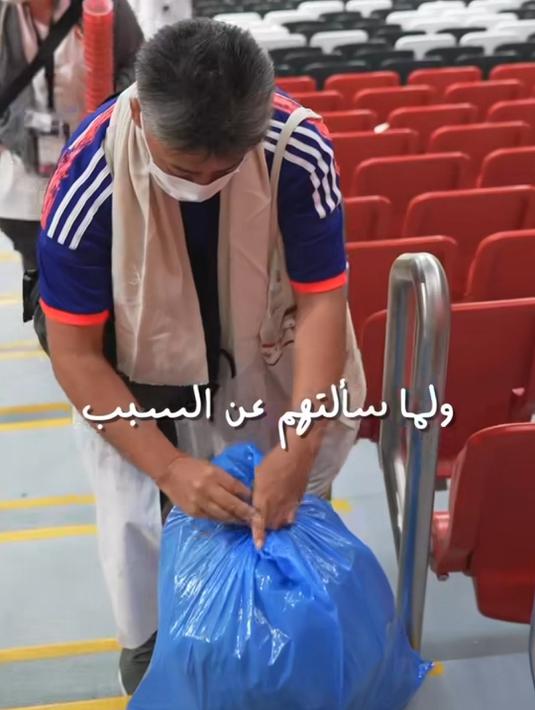 Mereka memunguti sampah dan mengantonginya ke dalam kantong besar. Suporter Jepang itu terlihat senang menjalaninya. (Liputan6.com/IG/@omr94).