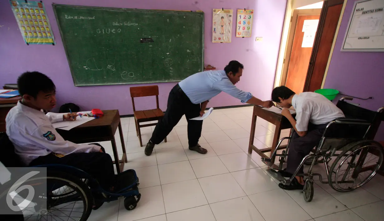 Siswa berkebutuhan khusus bersemangat saat mengerjakan soal Ujian Nasional di SLB Negeri 1 Bantul,Yogyakarta, Senin (16/5). Siswa tingkat sekolah dasar melaksanakan ujian nasional secara serentak hingga 25 Mei 2016. (Liputan6.com/Boy Harjanto)