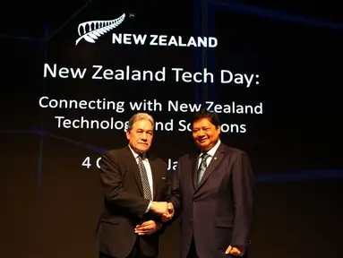 Menteri Perindustrian RI, Airlangga Hartarto bersalaman dengan Wakil PM sekaligus Menlu Selandia Baru, Winston Peters usai membuka New Zealand Tech Day 2018 di Jakarta, Kamis (4/10). (Foto:Istimewa)