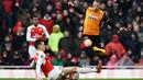 Pemain Arsenal, Laurent Koncielny, berusaha menghadang laju pemain Hull City, Nick Powell, dalam putaran kelima Piala FA Inggris di Stadion Emirates, London, Inggris, Sabtu (20/2/2016). (Reuters/Hannah McKay)