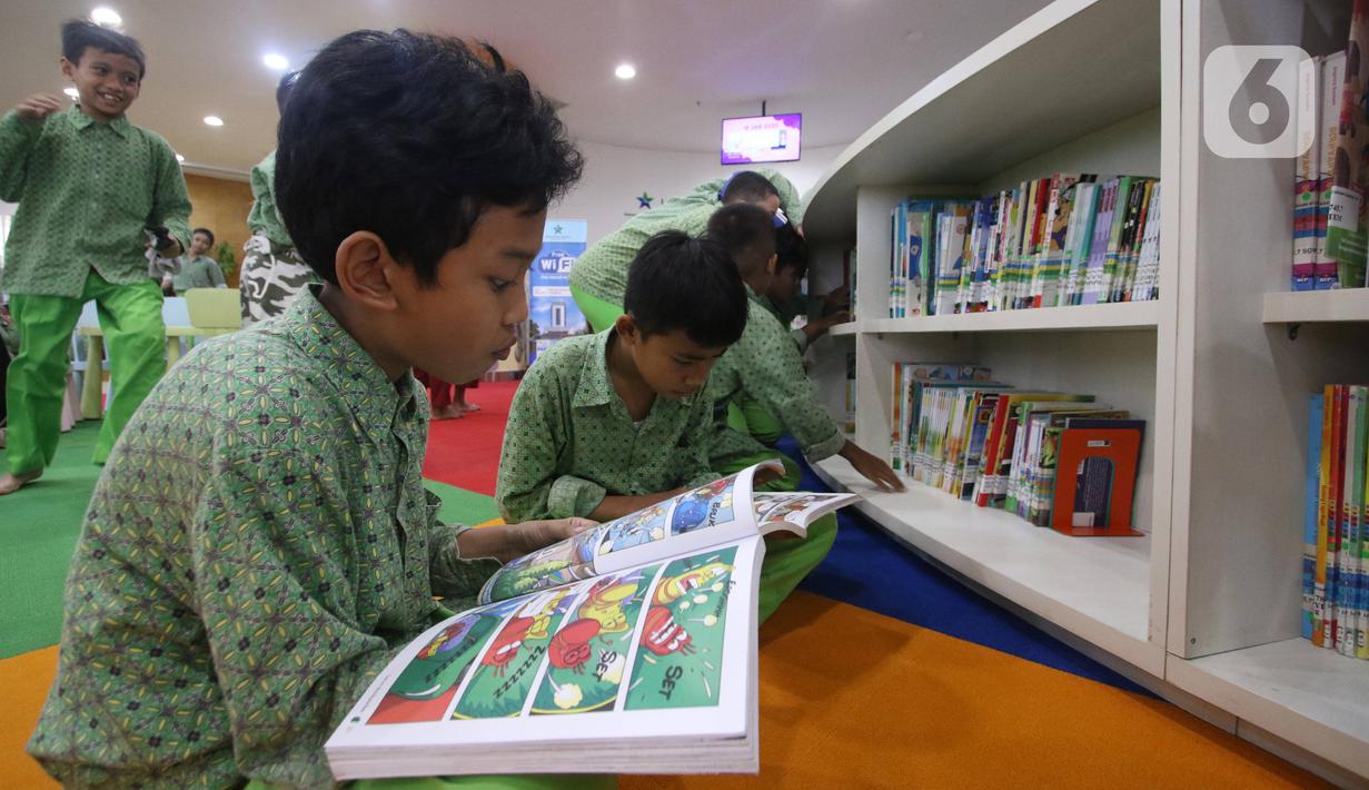 <p>Siswa Sekolah Dasar (SD) membaca buku di ruang baca Perpustakaan Nasional (Perpusnas), Jakarta, Selasa (18/2/2020). Selain megah dan memiliki koleksi lengkap, Perpusnas juga menyediakan ruangan perpustakaan untuk anak-anak, layanan untuk penyandang disabilitas dan lansia. (Liputan6.com/Angga Yuniar)</p>