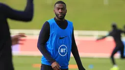 Gareth Southgate lebih melirik Harry Maguire dibandingkan bek tengah AC Milan, Fikayo Tomori dengan alasan lebih membutuhkan pemain yang berpengalaman. Padahal Tomori merupakan pemain andalan AC Milan saat menjadi juara Liga Italia musim lalu. Musim ini pemain berusia 24 tahun itu juga cukup impresif tampil di Serie A dibawah asuhan Stefano Pioli dan selalu menjadi starter. (AFP/Lindsey Parnaby)