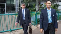 Sekretaris Jenderal PSSI, Aswan Karim (kanan), mendampingi perwakilan FIFA, Primo Corvaro, usai mengadakan pertemuan di Kantor PSSI, Jakarta, Senin (20/6/2016). (Bola.com/Vitalis Yogi Trisna)