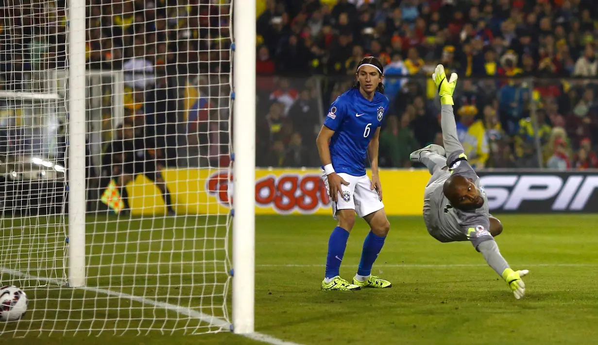 Kiper Brasil, Jefferson gagal menghalau tendangan bek Kolombia, Jeison Murillo saat pertandingan Copa Amerika 2015 di Estadio Monumental, Santiago, Chile, Kamis (18/6/2015). Kolombia menang 1-0 atas Brasil. (REUTERS/Ricardo Moraes)