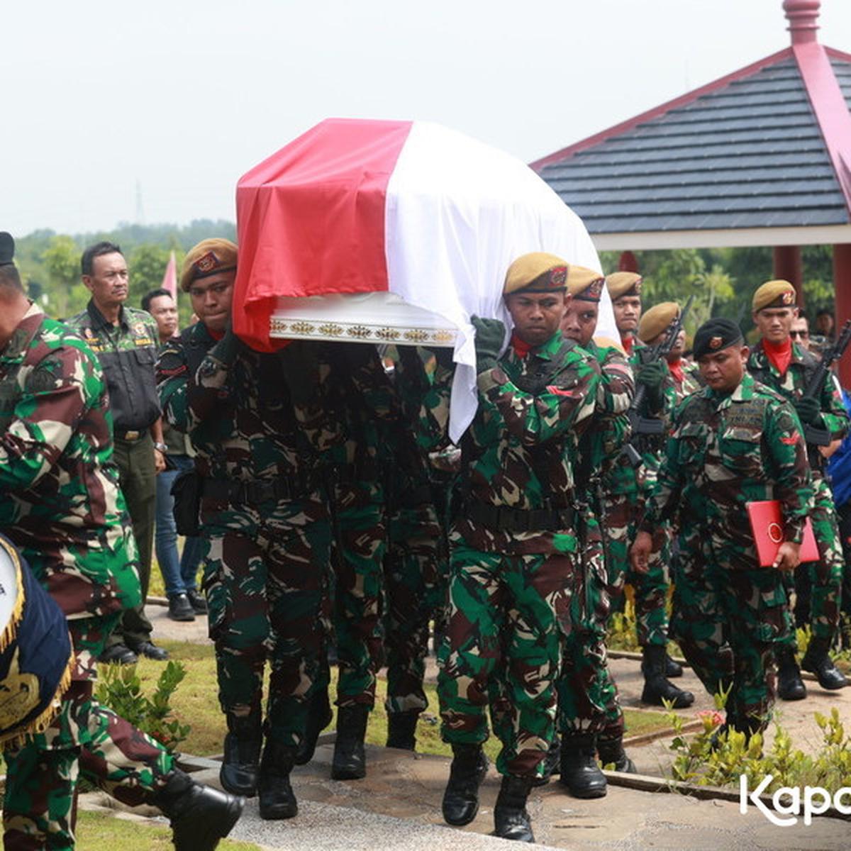 Penuh Haru, Momen Tabur Bunga Penuh Air Mata di Pemakaman Hotma Sitompul