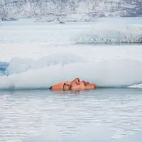 Lukisan buatan Sean Yoro ini seperti lukisan nyata karena dibuat berinteraksi dengan air. (Via: boredpanda.com)